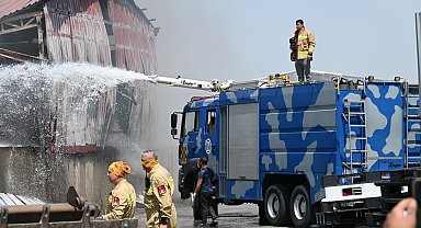 Geri dönüşüm depolarında çıkan yangının soğutma çalışmaları sürüyor