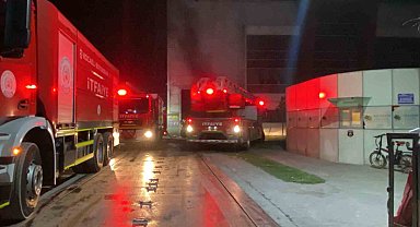 Geri dönüşüm fabrikasında yangın: Bir kişi dumandan etkilendi