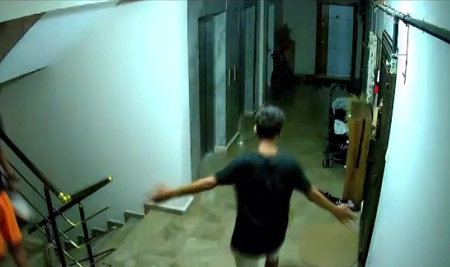 Göbek atarak ayakkabı çalan gençler kamerada