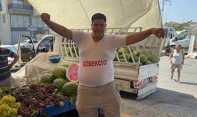 Göbek atarak karpuz satıyor