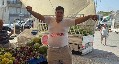 Göbek atarak karpuz satıyor