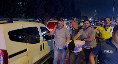 Göçmen kaçakçıları polisten kaçarken kaza yaptı: Otomobilden balık istifi 9 kişi çıktı