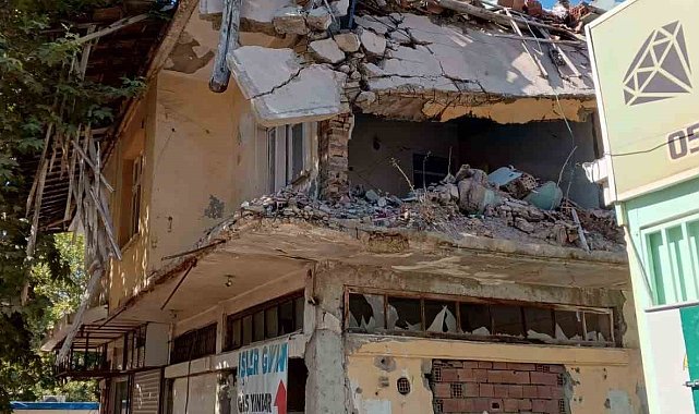 Gölbaşı'nda yıkılmayan bina tehlike saçıyor