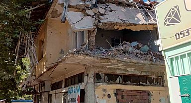 Gölbaşı'nda yıkılmayan bina tehlike saçıyor
