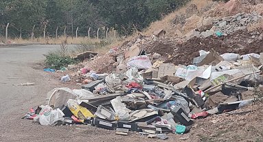 Gölbaşı'nda yol kenarına bırakılan çöpler çevre kirliliğine yol açıyor