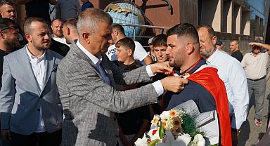 Gölcük Belediyesi başpehlivanına kutlama