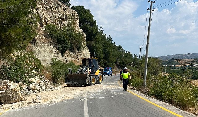 Gördes'te toprak kayması sonucu trafiğe kapatılan yol ulaşıma açıldı