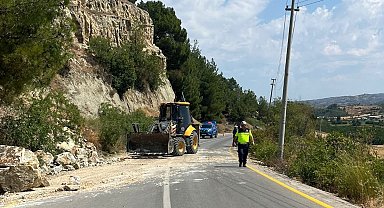 Gördes'te toprak kayması sonucu trafiğe kapatılan yol ulaşıma açıldı