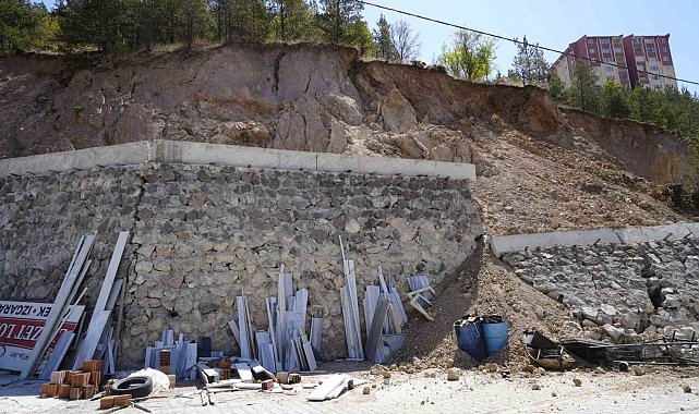 Gümüşhane'de sanayi sitesinde heyelan riski nedeniyle 25 iş yeri boşaltıldı
