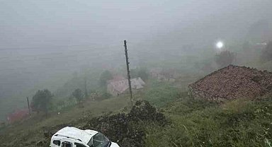Gümüşhane'de sis nedeniyle araç şarampole yuvarlandı: 5 yaralı