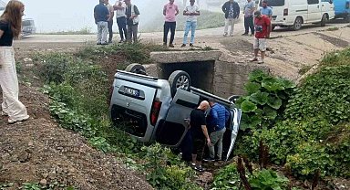 Gümüşhane'de yayla yolunda hafif ticari araç menfeze devrildi: 4 yaralı
