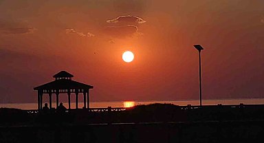 Gün batımı Van Gölü'nde seyirlik bir güzellik sunuyor