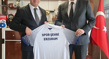 Günaydın'a forma hediye etti