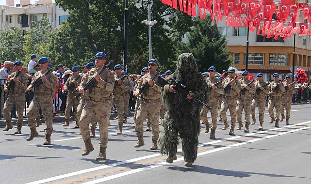 Gururlandıran tören geçişi izleyenlerden tam not aldı