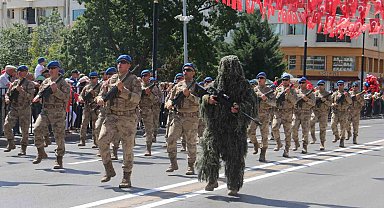 Gururlandıran tören geçişi izleyenlerden tam not aldı