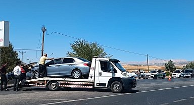 Hafif ticari araç ile otomobil çarpıştı: 4 yaralı