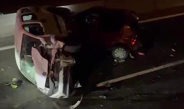 Hafif ticari araç, lastiği patlayan otomobile çarparak yan yattı: 2 çocuk yaralı