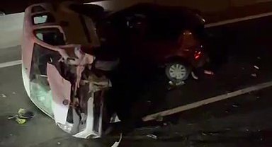 Hafif ticari araç, lastiği patlayan otomobile çarparak yan yattı: 2 çocuk yaralı