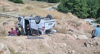 Hafif ticari araç şarampole yuvarlandı: 2'si ağır 5 yaralı