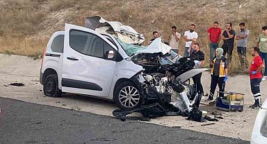 Hafif ticari araç tıra arkadan çaptı: 1 ölü, 1 yaralı