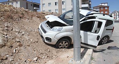 Hafif ticari araç toprak yığınına çarptı: 2 yaralı