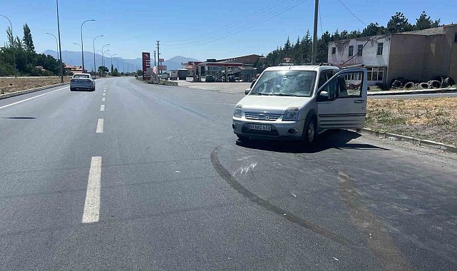 Hafif ticari araçların çarpıştığı kazada iki kişi yaralandı