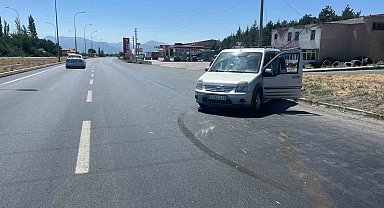 Hafif ticari araçların çarpıştığı kazada iki kişi yaralandı