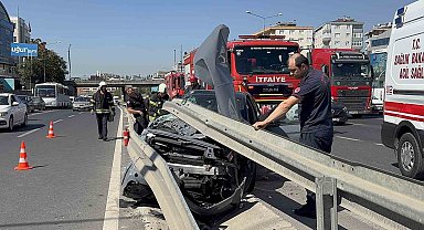 Hafriyat kamyonu ile çarpışan otomobil demir bariyerlerin altına girdi: 2 yaralı