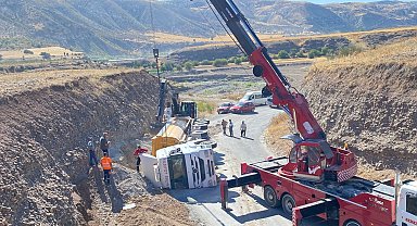 Hafriyat yüklü kamyon devrildi: 1 yaralı