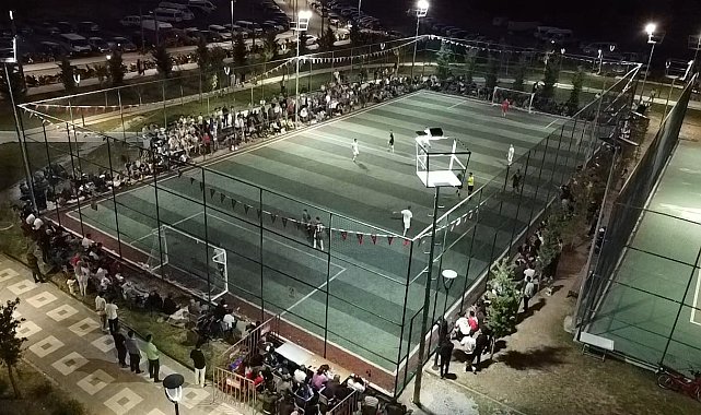 Hakemin kararına tepki gösteren taraftarlar saha kapısına akın etti