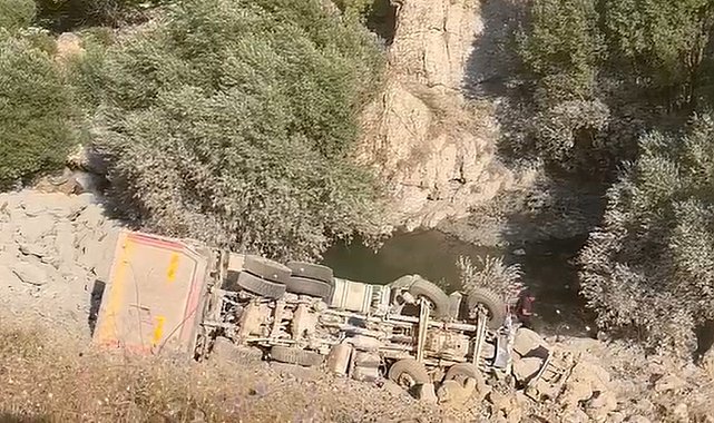 Hakkari'de kamyon uçuruma yuvarlandı: 1 ölü