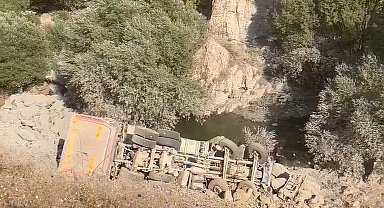 Hakkari'de kamyon uçuruma yuvarlandı: 1 ölü