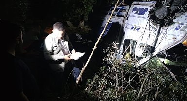 Hakkari'de kamyonet şarampole yuvarlandı: 2 yaralı