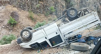 Hakkari'de kamyonet takla attı: 2 yaralı