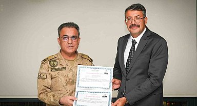 Hakkari'de tayini çıkan komutanları veda yemeği