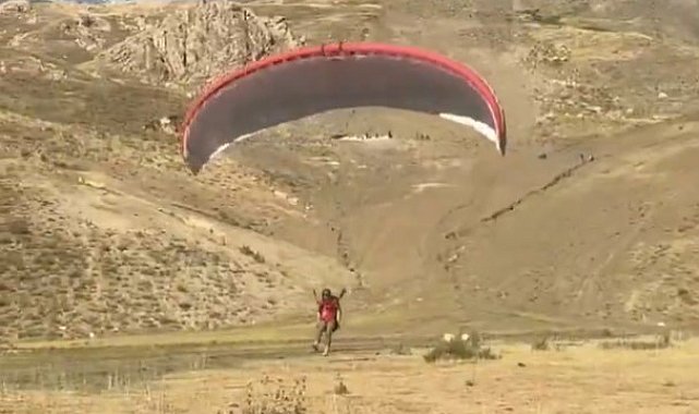 Hakkari'de yamaç paraşütü eğitimi düzenlendi