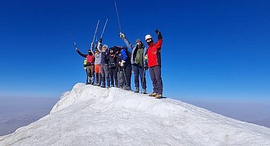 Hakkarili dağcılar rehberliğinde Ağrı Dağı'na zirve tırmanışı