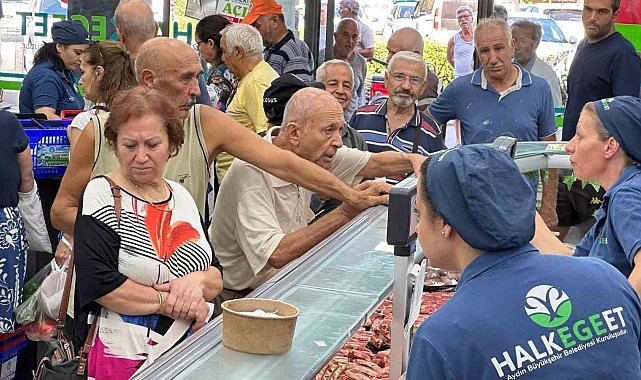 Halk Ege Et'te '30 Ağustos İndirimi' yoğun ilgi gördü