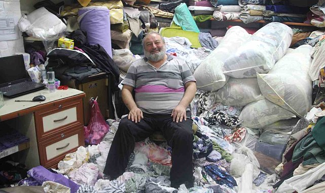 Hastane müdürüyken kumaş bağımlısı oldu: Dükkanı dağınıklıkla dikkat çekiyor