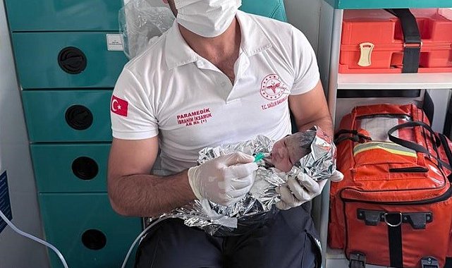 Hastaneye götürülürken ambulansta doğum yaptı