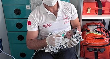 Hastaneye götürülürken ambulansta doğum yaptı