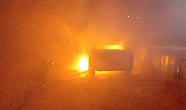 Hatay'da 2 farklı noktada çıkan yangında 2 araç yandı