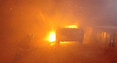 Hatay'da 2 farklı noktada çıkan yangında 2 araç yandı