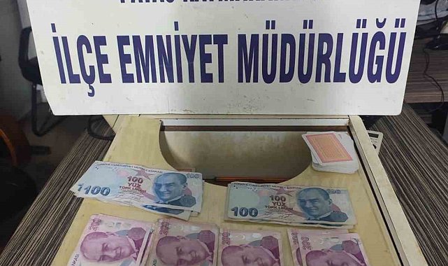 Hatay'da kumar baskını: Para, iskambil kâğıdı ve oyun makinesi ele geçirildi