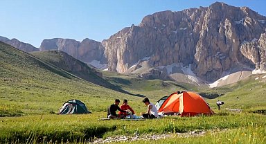 Hava sıcaklığı 40 dereceyi bulunca Erzincanlılar 3200 rakımlı dağlarda serinliyor