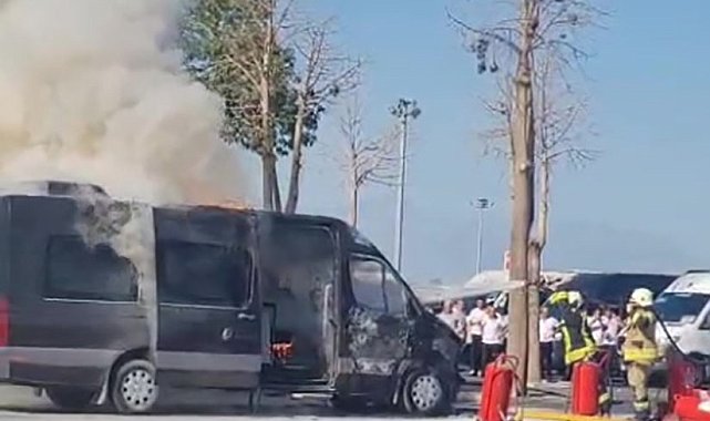 Havalimanında park halindeki minibüs alevlere teslim oldu