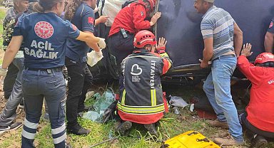 Havran'da sıkışmalı trafik kazası: Sürücü kurtarıldı