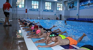 Havuz keyfi çocukların ve gençlerin yüzünü güldürdü