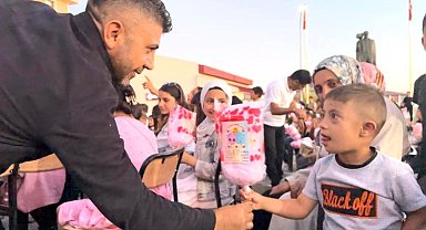 Hayırsever iş insanı Kaya'da 3 bin çocuğa pamuk şekeri ikramı