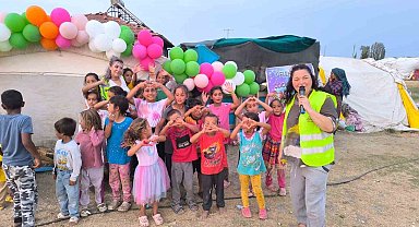 Hayırseverler çadır kentte kalan çocukları sevindirdi